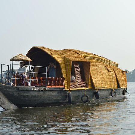 Thara'S Houseboat Hotel Alappuzha Exterior photo