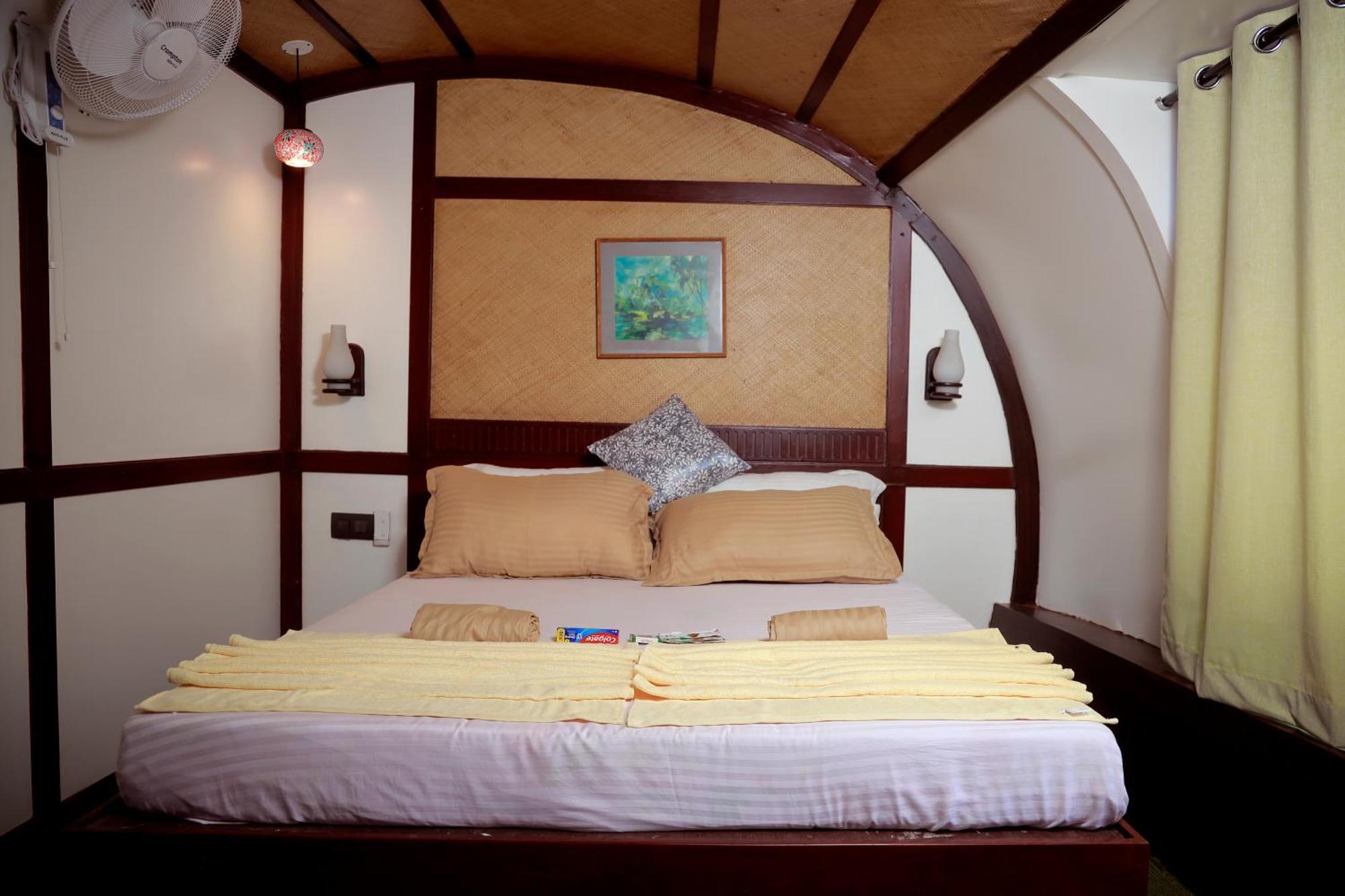 Thara'S Houseboat Hotel Alappuzha Exterior photo