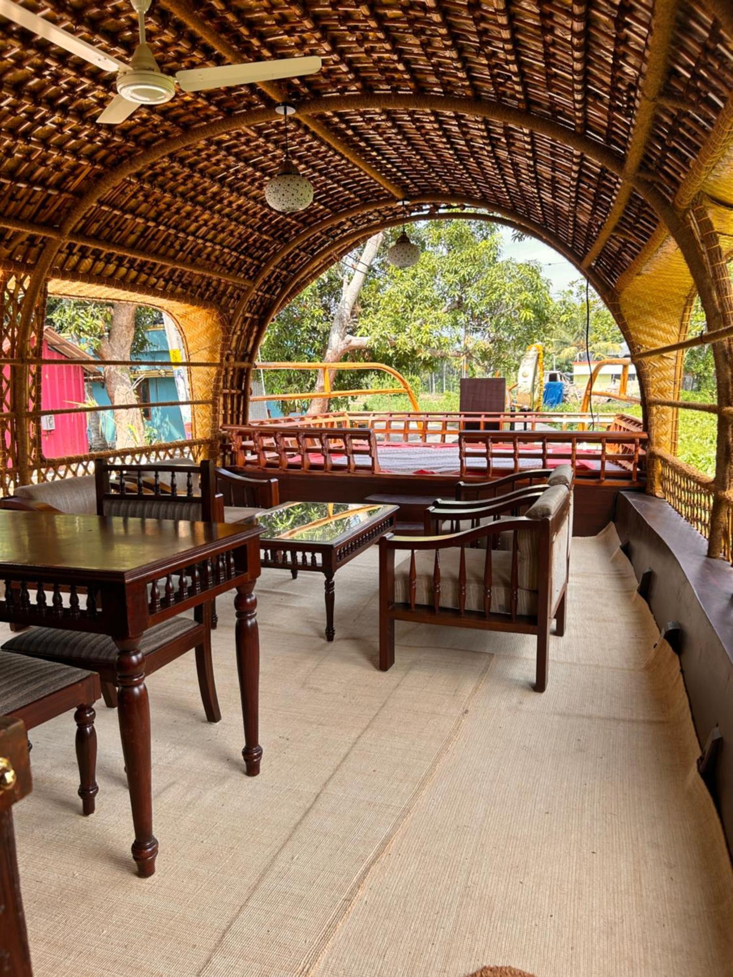 Thara'S Houseboat Hotel Alappuzha Exterior photo