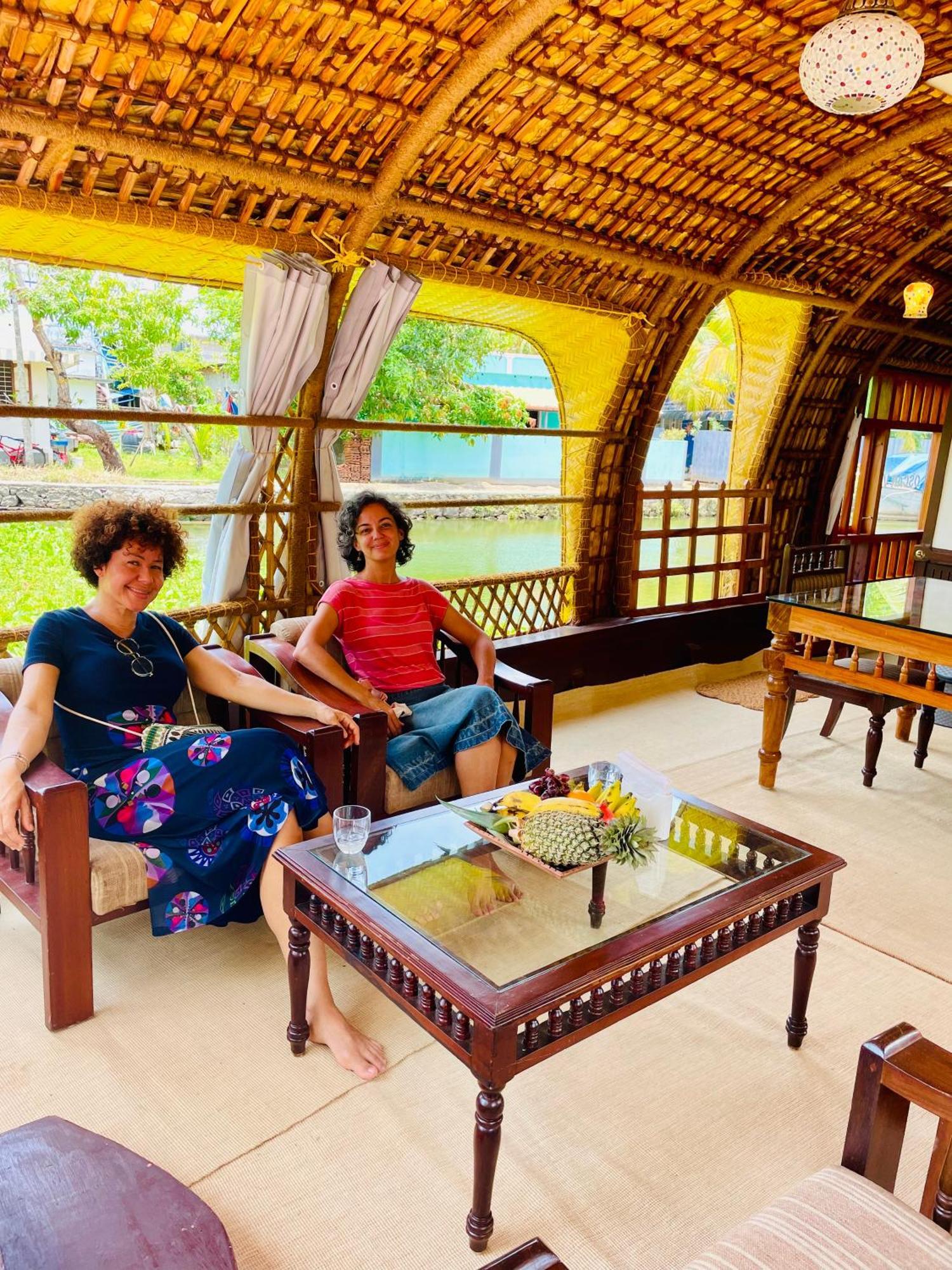Thara'S Houseboat Hotel Alappuzha Exterior photo
