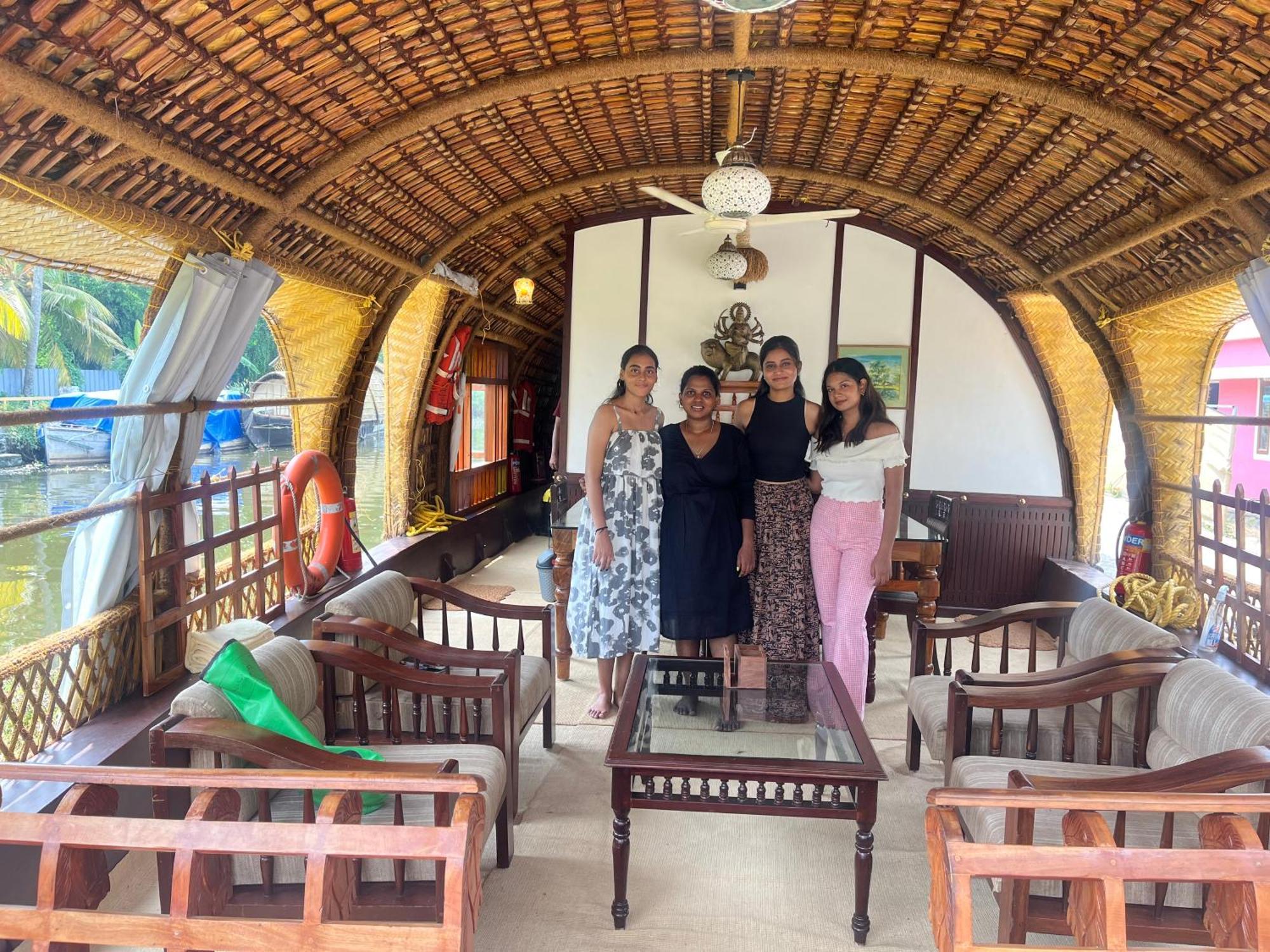 Thara'S Houseboat Hotel Alappuzha Exterior photo