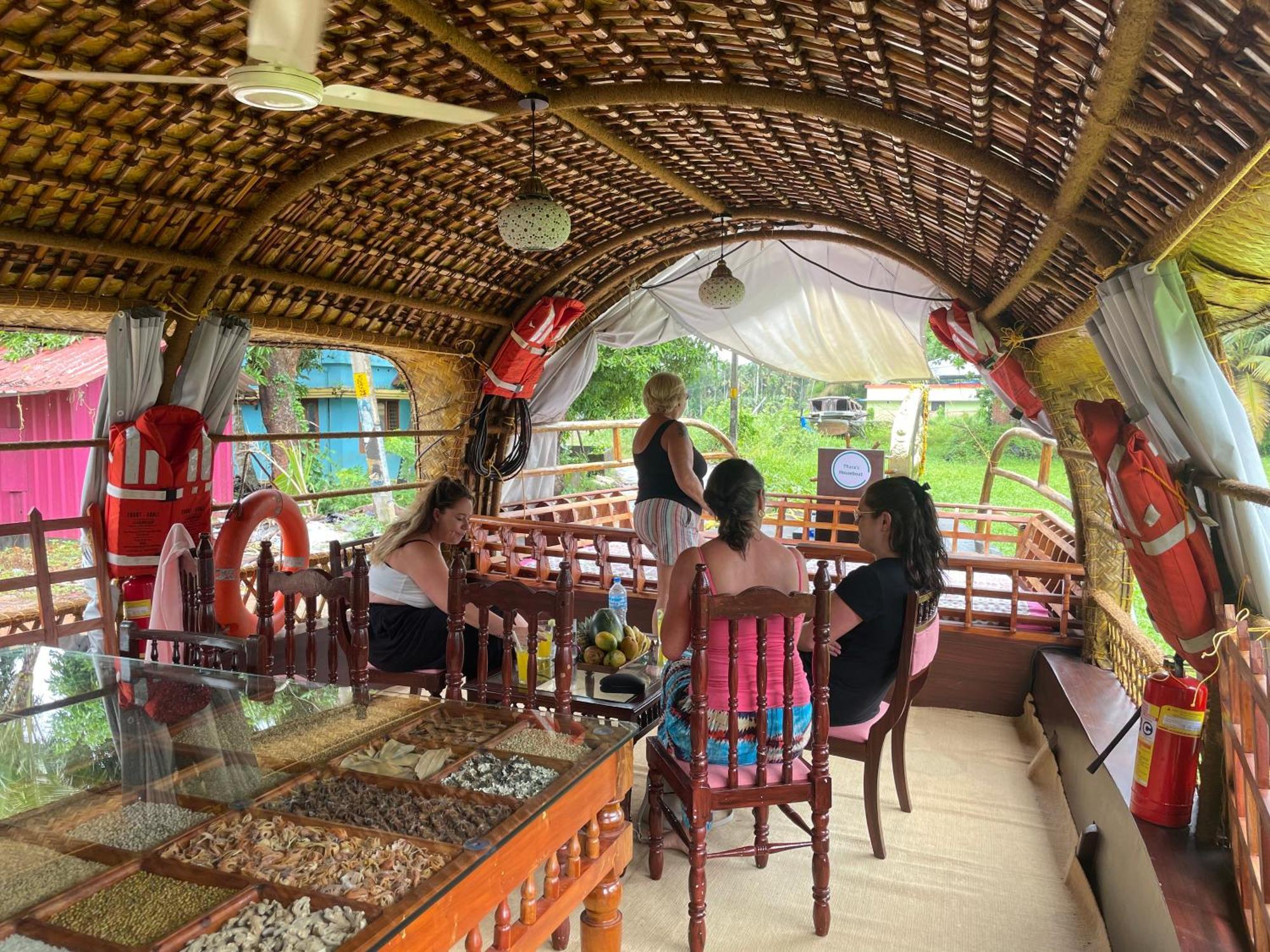 Thara'S Houseboat Hotel Alappuzha Exterior photo