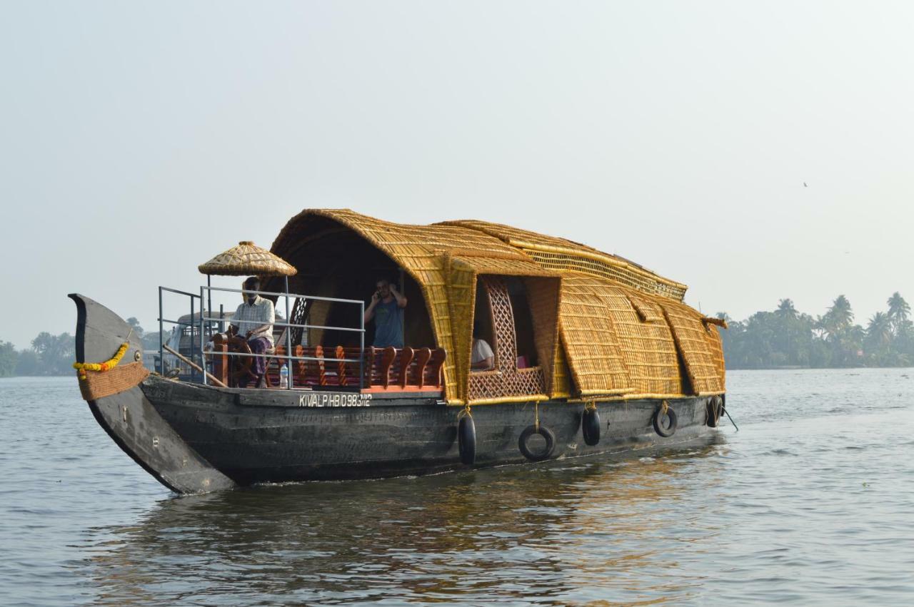 Thara'S Houseboat Hotel Alappuzha Exterior photo