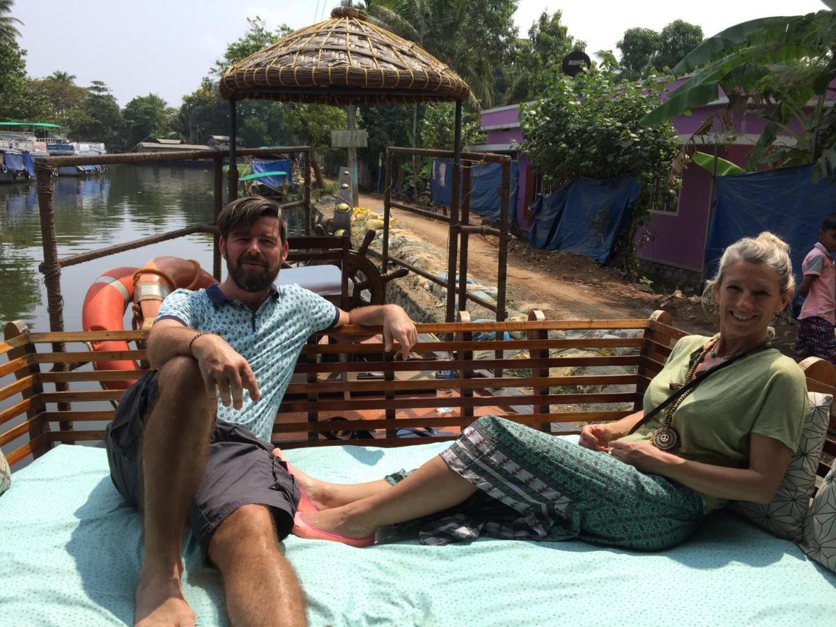 Thara'S Houseboat Hotel Alappuzha Exterior photo