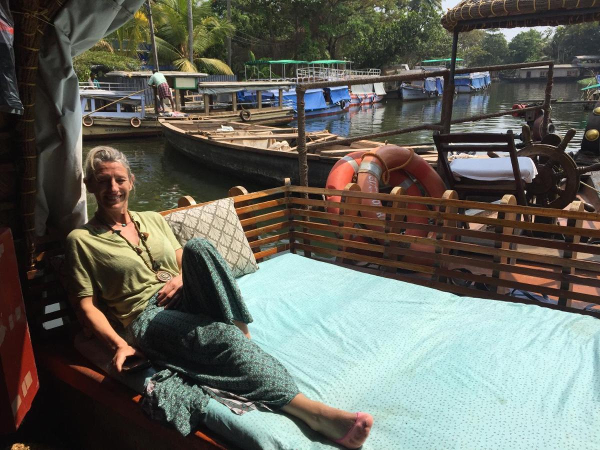 Thara'S Houseboat Hotel Alappuzha Exterior photo